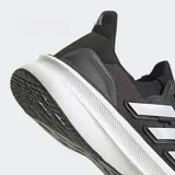 Championes Adidas Ultraboost para correr, color negro con detalles blancos. Mediasuela con tecnología Light BOOST y suela de caucho Continental.