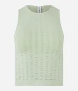 Blusa cropped sin mangas color verde claro, con escote halter y textura de punto abierto.