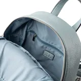 Mochila celeste de cuero sintético con textura graneada. Tiene doble cierre superior, bolsillo frontal con cierre, un bolsillo interno con cierre y otro abierto. Las correas son regulables y los herrajes son plateados.