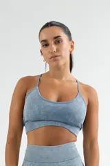 Top deportivo negro con efecto lavado, breteles finos y espalda deportiva.