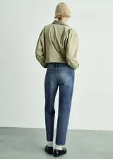 Jeans mom fit de tiro alto, color azul denim, con cierre de cremallera y botón, cinco bolsillos y trabillas.