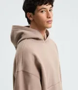 Buzo con capucha y bolsillo canguro delantero, color gris melange, de corte recto y holgado.