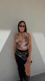 Top en talla única, confeccionado en microtul con forro de Lycra, de diseño ajustado y sin mangas.