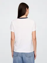 Remera negra de cuello redondo con ribete blanco.