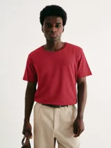 Camiseta básica de manga corta, cuello redondo y calce regular, color rojo jaspeado.