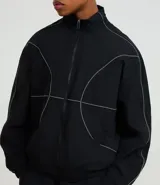 Campera deportiva negra con cuello alto, cierre frontal de cremallera y elásticos en puños y bajo. Presenta recortes geométricos definidos por costuras en hilo reflectante.
