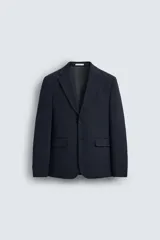 Blazer slim fit color azul marino confeccionada en tejido con 17% de lana. Cuello con solapas de muesca. Manga larga acabada en puño con detalle de botones. Bolsillo de vivo en pecho y de solapa en cadera. Detalle bolsillo interior. Bajo con aberturas en espalda. Cierre frontal con botones.