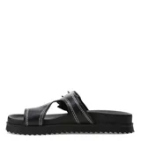 Sandalia negra con hebilla plateada y suela track.
