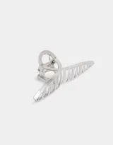 Broche para el pelo plateado con forma de nudo calado y mecanismo de agarre con resorte.