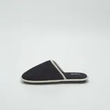 Pantuflas mules negras con borde gris.