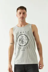 Musculosa gris con estampado de palmeras, la frase "Summer Beachside 1976" y el logo de Mistral.