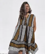 Vestido corto con estampado geométrico de estilo azteca en colores negro, blanco y ocre.