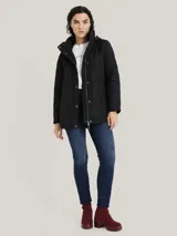 Campera negra acolchada de Tommy Hilfiger con cierre de cremallera, cuello alto con capucha, mangas largas y bolsillos laterales con cremallera.