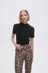 Remera blanca de viscosa con cuello alto y manga corta.