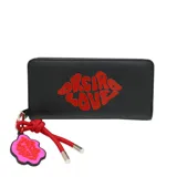 Billetera negra con cierre, estampado con el logo de la marca en rojo y dije colgante con cordón rojo y logo de la marca.