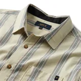 Camisa de manga corta color crema con rayas verticales azules y rojas, cuello clásico y bolsillo en el pecho.