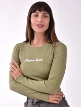 Remera blanca de manga larga con cuello redondo y estampado pequeño con la frase 'Busy ignoring someone' en el pecho.