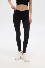 Calza negra de poliamida, corte ajustado y tiro medio.