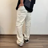 Pantalón jean color beige, corte recto y estilo cargo con bolsillos laterales.
