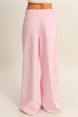 Pantalón palazzo color beige de tiro alto con pinzas y pierna ancha.