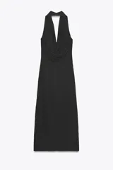 Vestido midi negro de tejido fluido, con cuello halter y escote drapeado en delantero y espalda.
