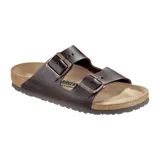 Sandalias Birkenstock Arizona con dos correas ajustables y hebillas metálicas color cobre.