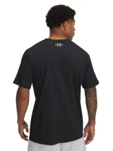 Remera blanca de Under Armour con estampado camuflado en el pecho y logo de la marca en negro.