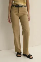 Jean recto color beige, con diseño de tiro medio y corte amplio.