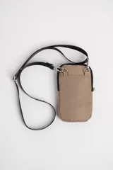 Bandolera negra con espacio para celular, diseño minimalista, ajuste en la correa.