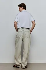 Remera polo blanca de punto de algodón liviano, corte slim fit, con cuello, tapeta de botones y bajo recto.