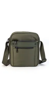 Morral bandolera color verde militar, de tela impermeable, con correa ajustable, dos bolsillos frontales con cierre y dos bolsillos internos.