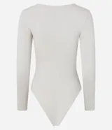 Body color crema de microfibra con escote cuadrado y mangas largas.
