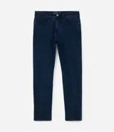 Pantalón de jean azul oscuro, corte slim, con trabillas en la cintura y bolsillos.