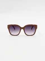Lentes de sol marrones con marco cuadrado y lentes degradadas de marrón a violeta.