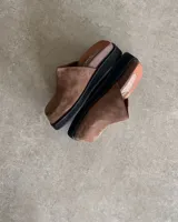 Suecos negros de cuero vacuno con plataforma y punta cuadrada.