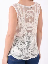 Musculosa color arena con diseño de encaje floral.