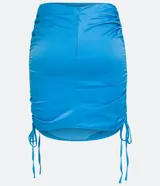 Minifalda de raso celeste con frunces laterales ajustables con lazos.