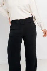 Pantalón negro de pana suave, de corte recto y tiro medio. Incluye cinturón extraíble del mismo género.
