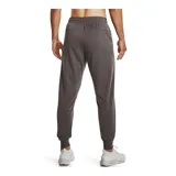 Pantalón de jogging gris con logo de Under Armour en la pierna izquierda. Cuenta con cintura elástica, bolsillos laterales con cierre y puños acanalados.