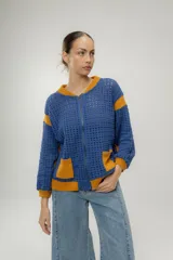 Chaqueta estilo bomber tejida a crochet, de mangas largas, con cierre frontal y bolsillos delanteros.