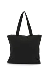 Bolso negro tipo shopper con asas cortas y logo estampado en el frente.
