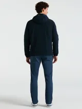 Campera rompevientos azul marino con cierre frontal, cuello alto con doble raya blanca, capucha oculta, puños elásticos y bolsillos con cierre.