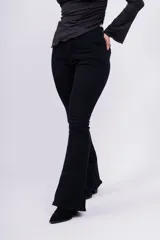 Pantalón oxford de jean negro con lycra y aberturas en el ruedo.