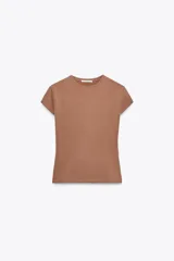 Camiseta marrón de algodón, de cuello redondo y manga corta.