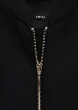 Chaqueta bomber negra con cierre frontal y bolsillos laterales.