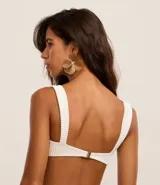 Top de bikini blanco con textura acanalada, corte tipo remera, breteles anchos fijos y copas removibles.