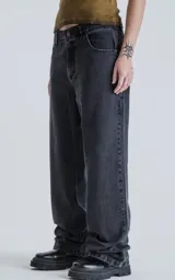 Pantalón de denim negro con calce wide leg y cinco bolsillos.
