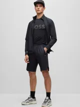 Remera negra de poliéster, corte slim fit, con logo 'BOSS' estampado en el pecho.