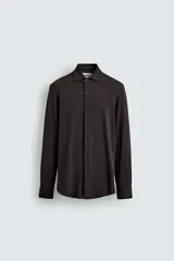 Camisa negra de manga larga con cuello italiano abierto y cierre frontal de botonadura. Corte slim fit.