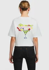 Remera rosa de manga corta con cuello redondo y estampado frontal con la inscripción "VNGERBRG".